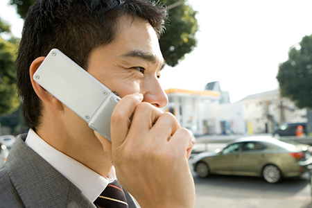 指定の電話番号に電話をかけ、音声ガイダンスに沿って、入力すれば打刻完了。